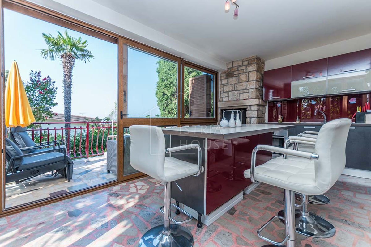 Novigrad, Hiša s tremi apartmaji 50 metrov od plaže