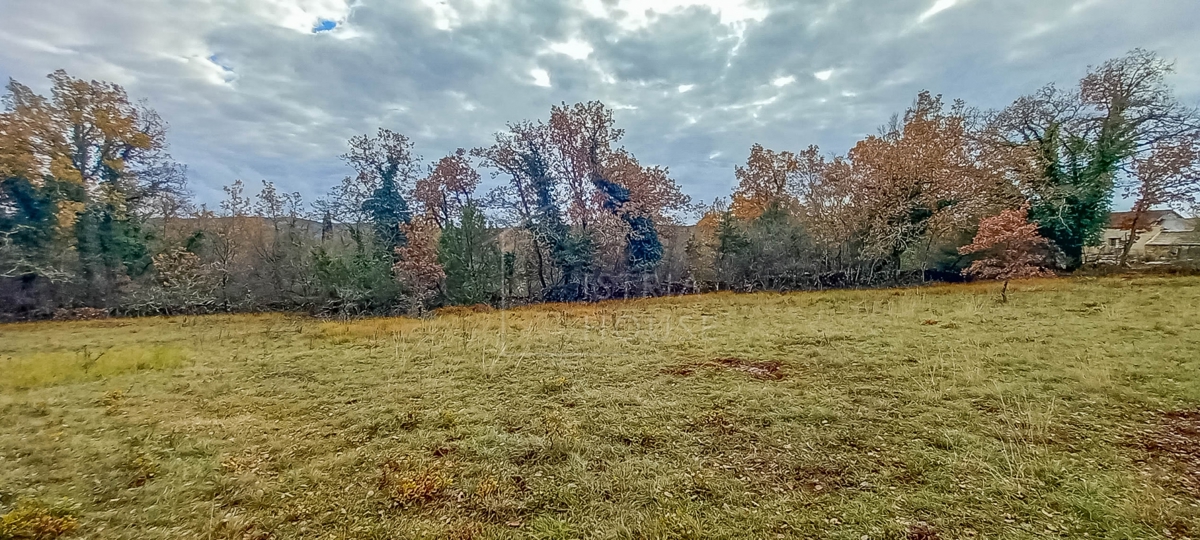 Grožnjan, okolica, zemljišče na robu naselja