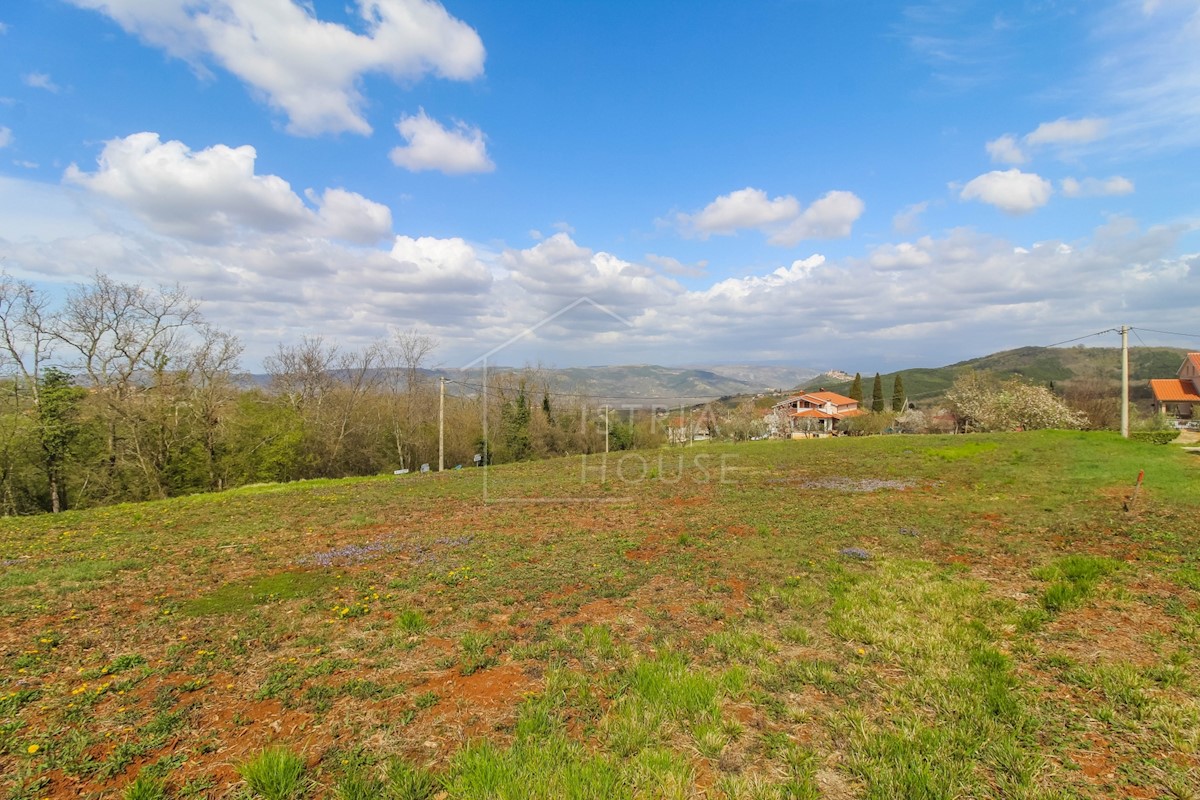 Motovun, okolica, zemljišče s čudovitim panoramskim razgledom