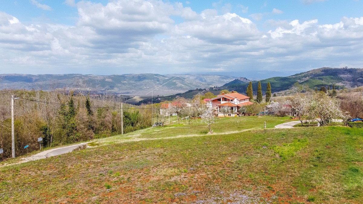 Motovun, okolica, zemljišče s čudovitim panoramskim razgledom