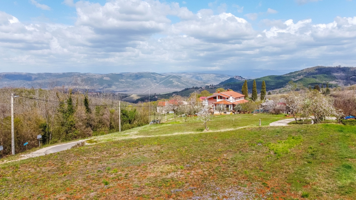 Motovun, okolica, zemljišče s čudovitim panoramskim razgledom