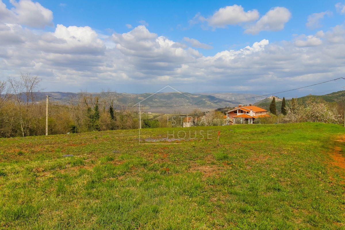 Motovun, okolica, zemljišče s čudovitim panoramskim razgledom