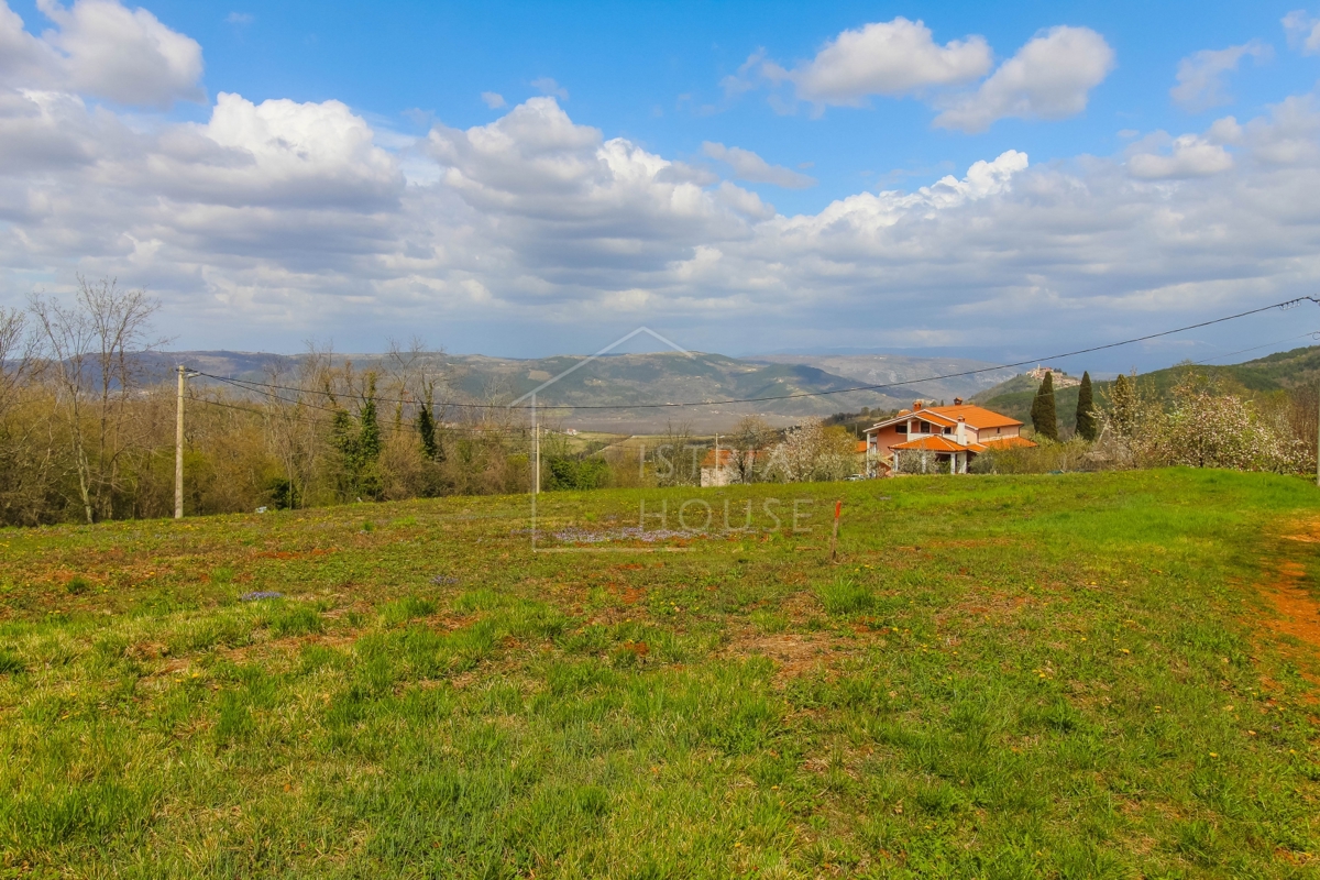 Motovun, okolica, zemljišče s čudovitim panoramskim razgledom