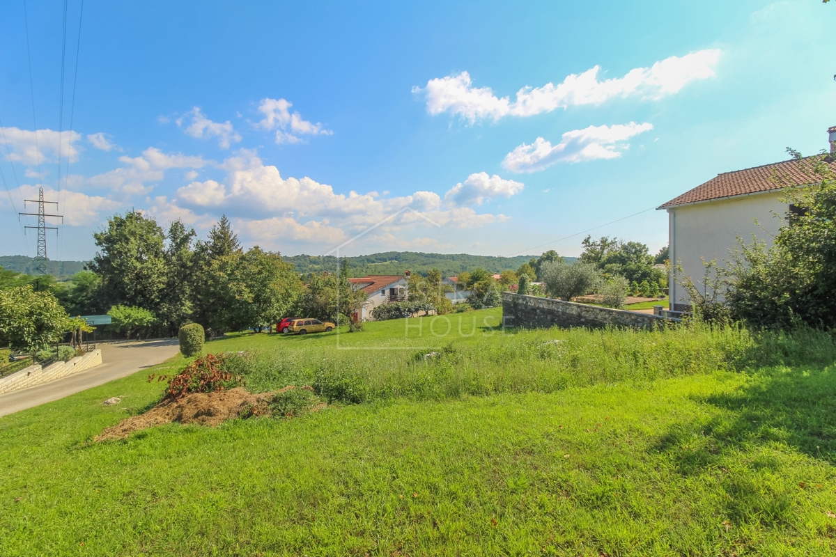 Motovun, okolica, ugodno zazidljivo zemljišče