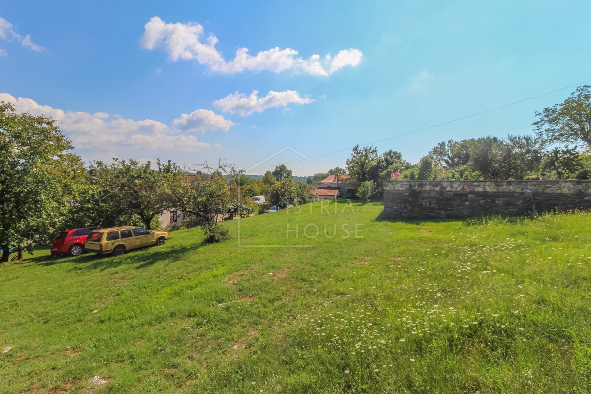 Motovun, okolica, ugodno zazidljivo zemljišče