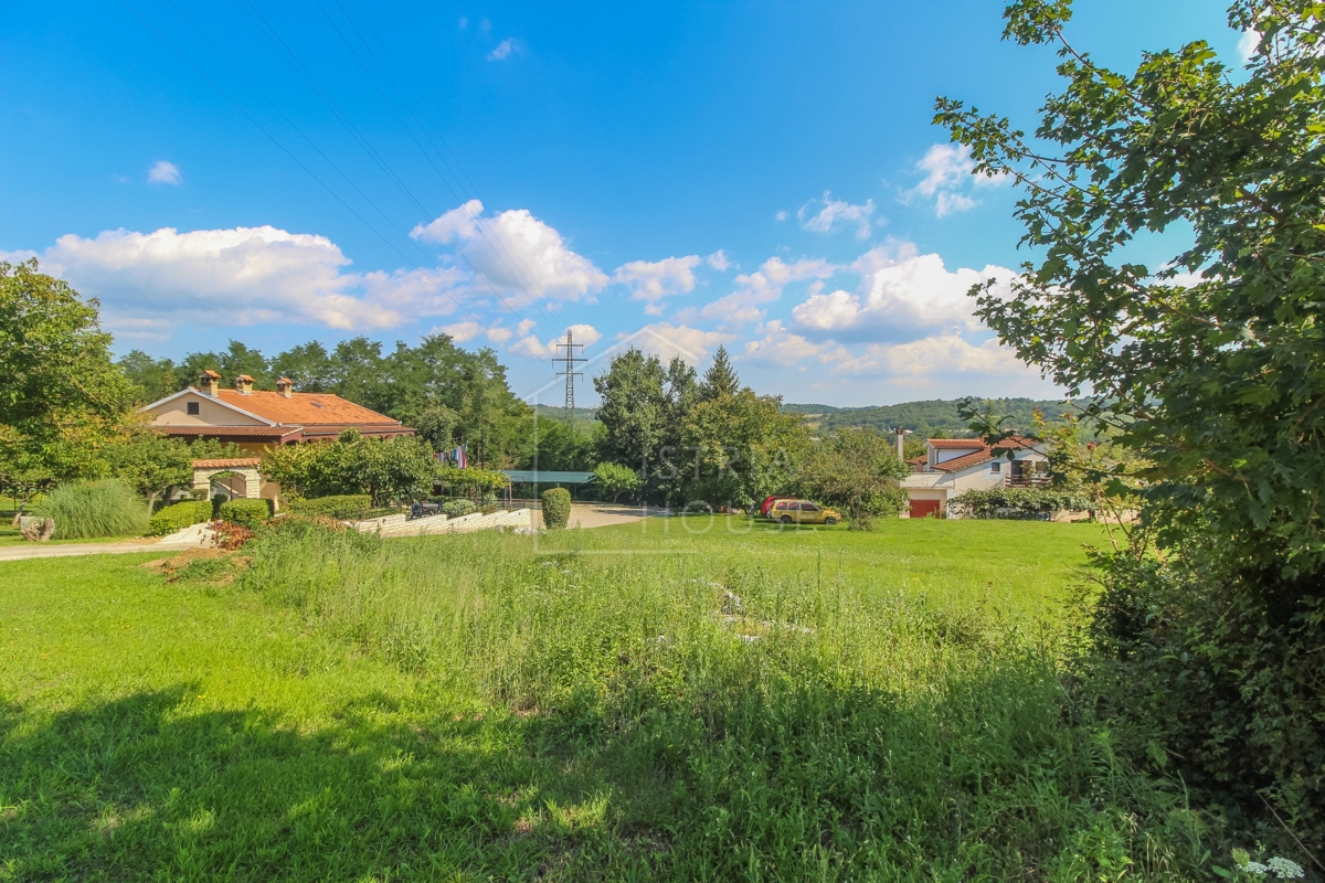 Motovun, okolica, ugodno zazidljivo zemljišče