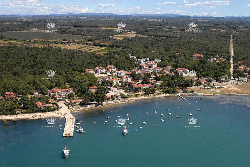 Novigrad, Karigador, prodaja zemljišča 7808m2, gradnja stanovanj, vile za oddih, 300m od morja.