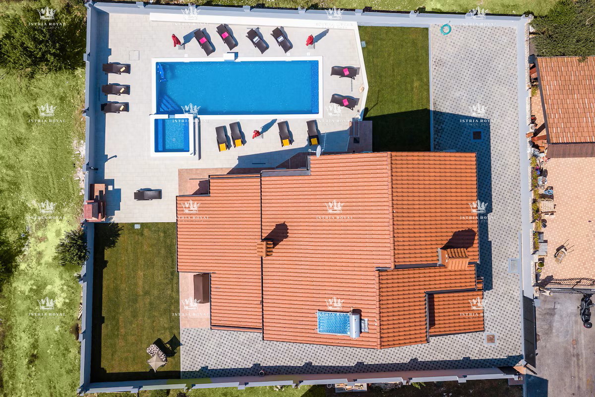 Samostojna hiša z bazenom na mirni lokaciji – Valdebek, Pula