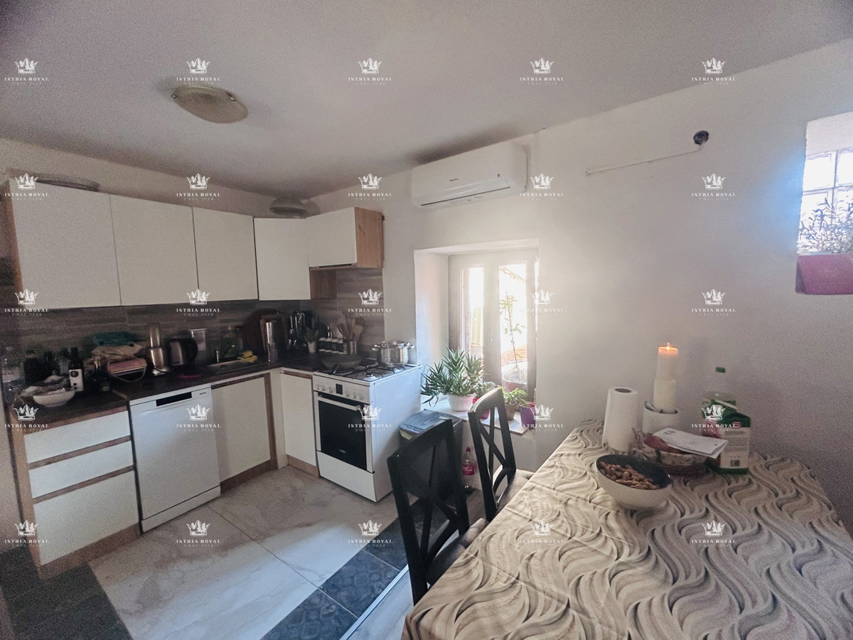 Istra, Umag, središče mesta, stanovanje 2S+DB, 90 m2, 40 m od morja