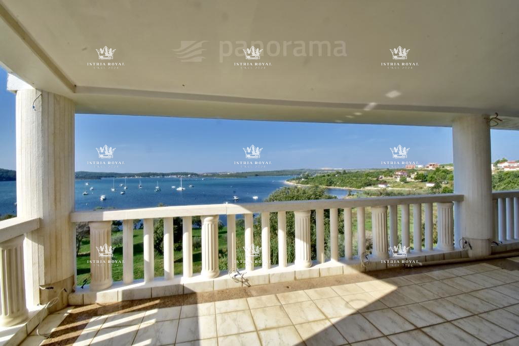 Luksuzna vila na prodaj v Medulinu – 602 m², pogled na morje, prva vrsta ob morju, Istra.