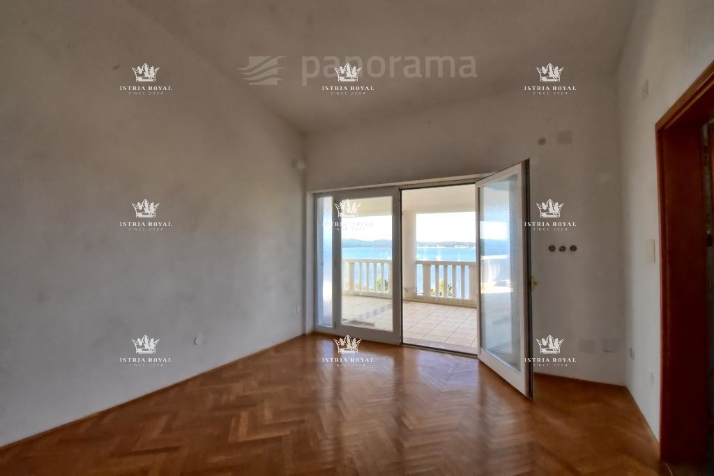 Luksuzna vila na prodaj v Medulinu – 602 m², pogled na morje, prva vrsta ob morju, Istra.