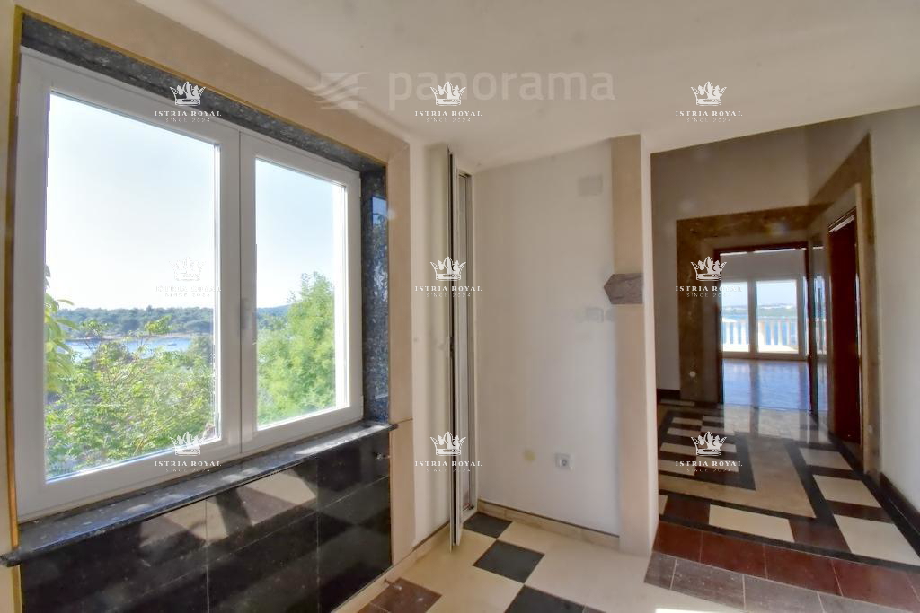 Luksuzna vila na prodaj v Medulinu – 602 m², pogled na morje, prva vrsta ob morju, Istra.