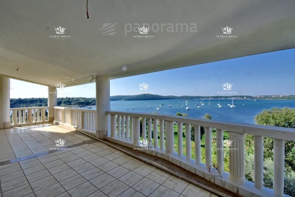 Luksuzna vila na prodaj v Medulinu – 602 m², pogled na morje, prva vrsta ob morju, Istra.