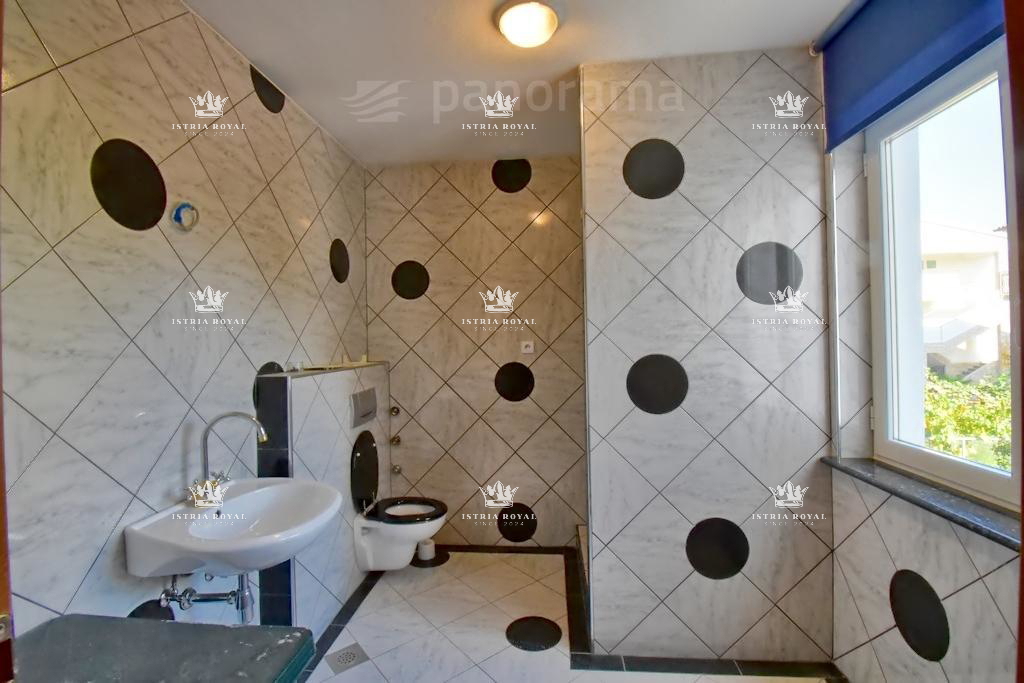 Luksuzna vila na prodaj v Medulinu – 602 m², pogled na morje, prva vrsta ob morju, Istra.