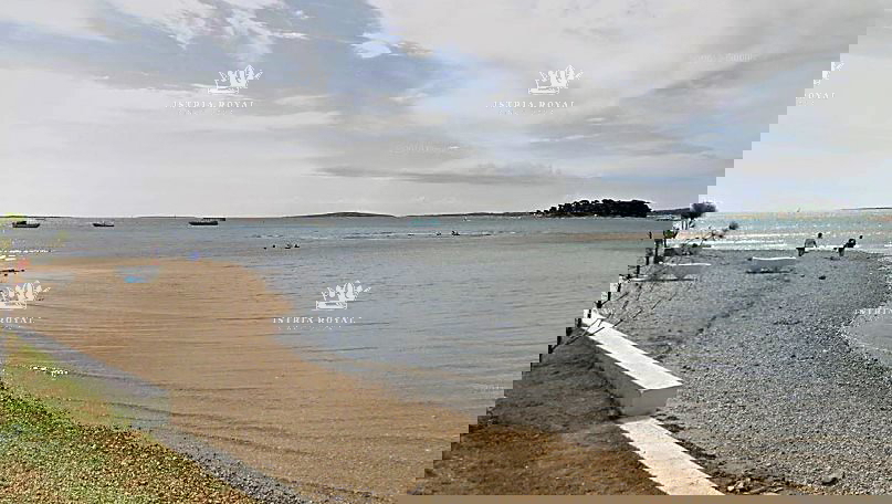 Istra, Medulin, gradbeno zemljišče s projektom za družinsko hišo, 180.000 €