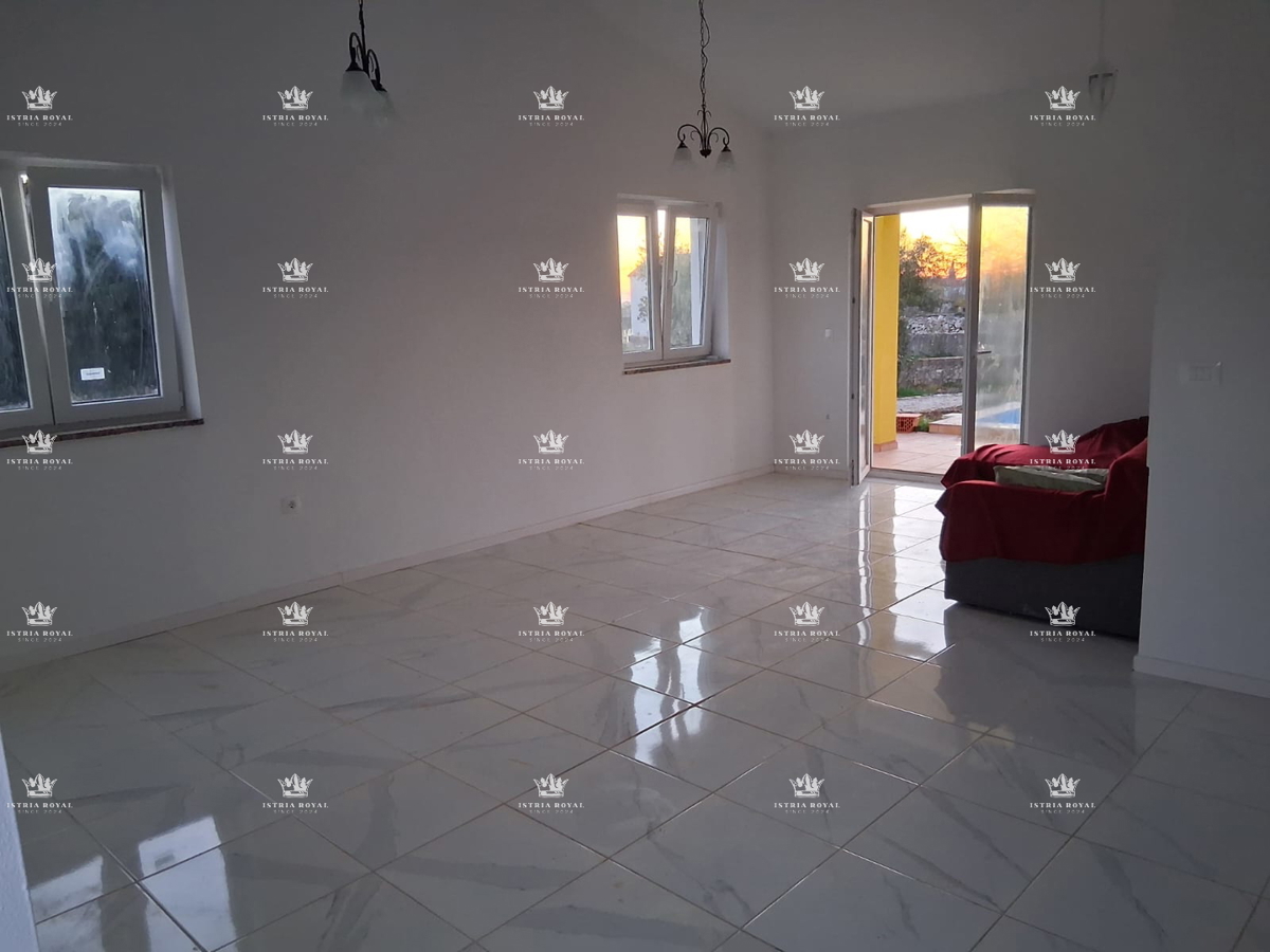 Prodam samostojno hišo s bazenom – Čabrunići pri Pulju | Legalizirano | Oddaljena 9 km od morja