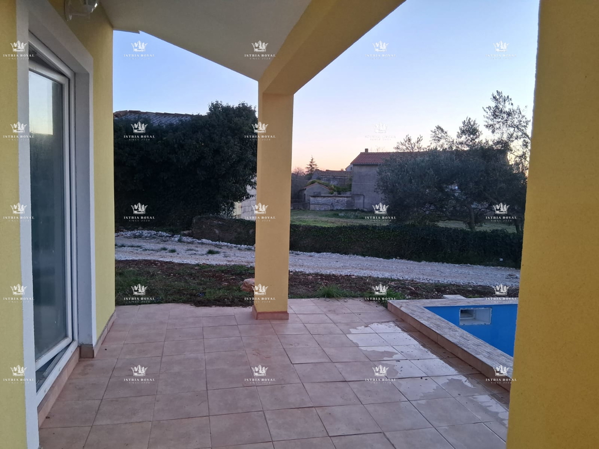 Prodam samostojno hišo s bazenom – Čabrunići pri Pulju | Legalizirano | Oddaljena 9 km od morja