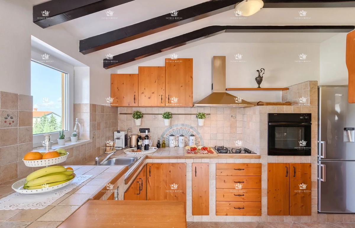 V PRODAJO – Luksuzna vila s bazenom in wellnessom v Pulju, 260 m², 4 stanovanja, 650 m od morja