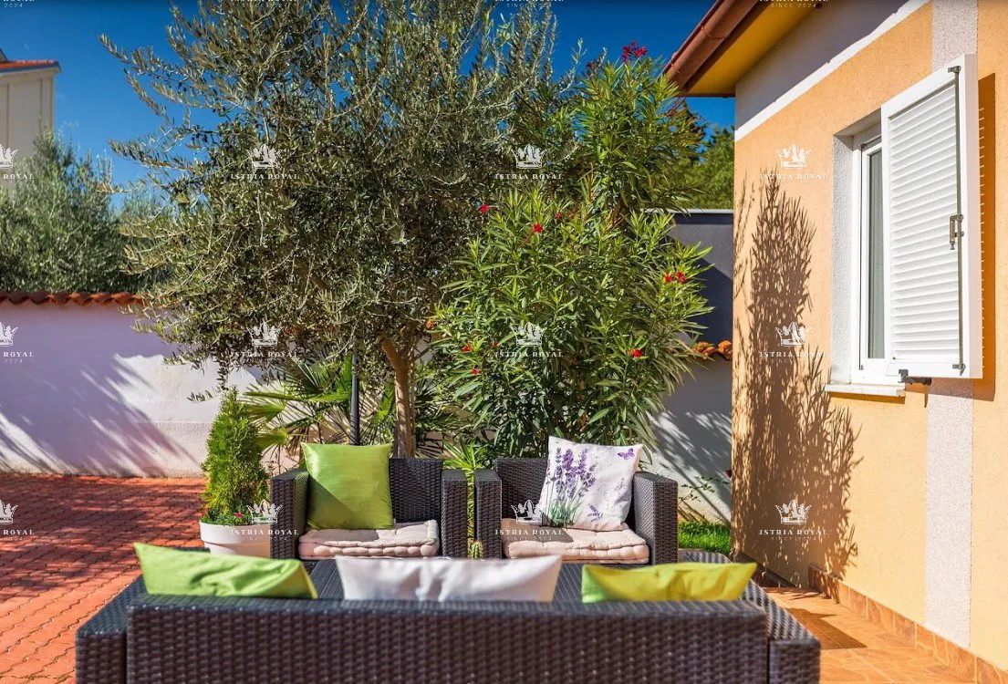 V PRODAJO – Luksuzna vila s bazenom in wellnessom v Pulju, 260 m², 4 stanovanja, 650 m od morja