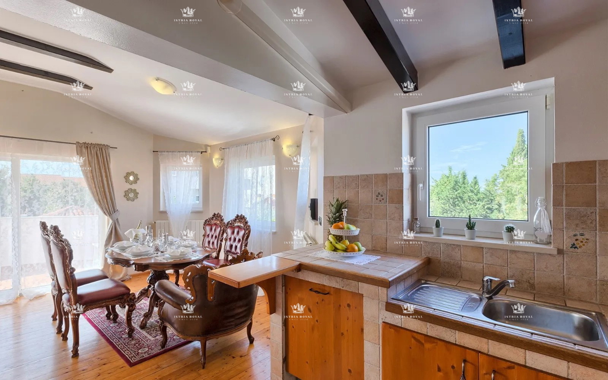V PRODAJO – Luksuzna vila s bazenom in wellnessom v Pulju, 260 m², 4 stanovanja, 650 m od morja