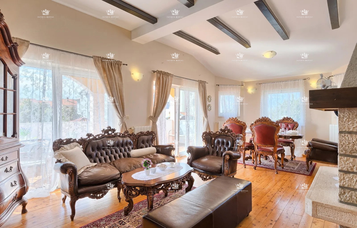 V PRODAJO – Luksuzna vila s bazenom in wellnessom v Pulju, 260 m², 4 stanovanja, 650 m od morja