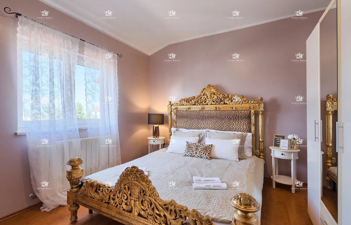 V PRODAJO – Luksuzna vila s bazenom in wellnessom v Pulju, 260 m², 4 stanovanja, 650 m od morja