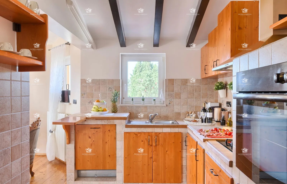 V PRODAJO – Luksuzna vila s bazenom in wellnessom v Pulju, 260 m², 4 stanovanja, 650 m od morja
