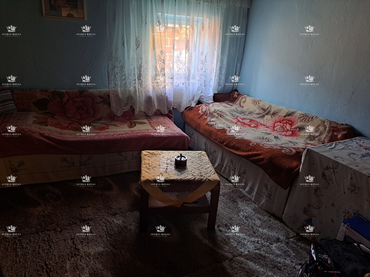 Istra, Umag, hiša 200 m2 za adaptacijo, 3 stanovanja, prva vrsta ob morju, odprt pogled na morje, središče mesta