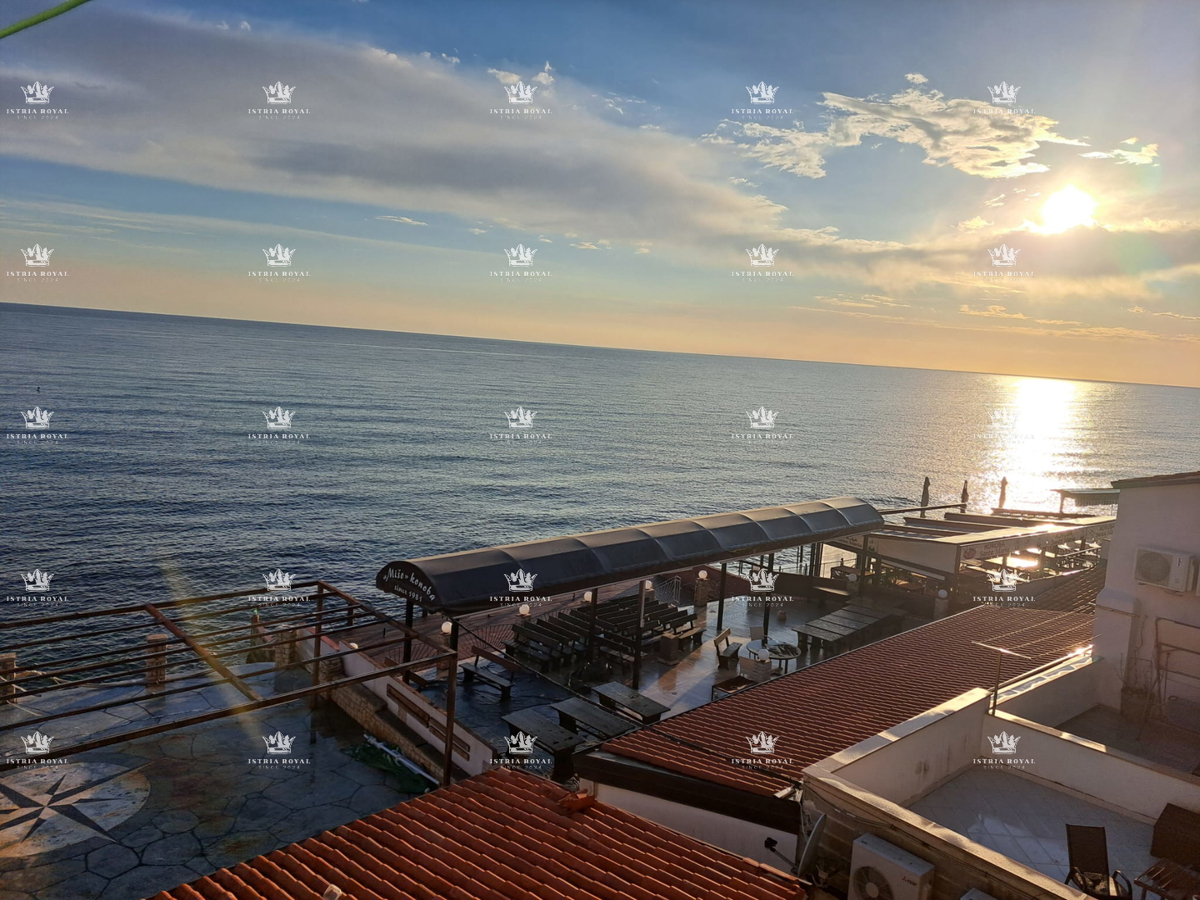 Istra, Umag, hiša 200 m2 za adaptacijo, 3 stanovanja, prva vrsta ob morju, odprt pogled na morje, središče mesta