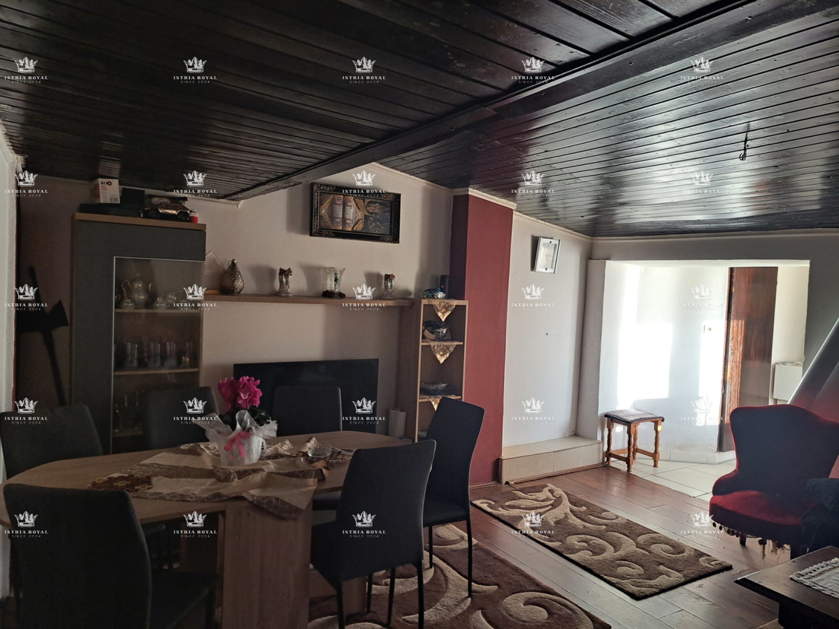 Istra, Umag, hiša 200 m2 za adaptacijo, 3 stanovanja, prva vrsta ob morju, odprt pogled na morje, središče mesta