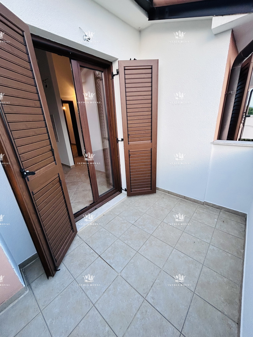 Istra, Bašanija, stanovanje 2SS+DB, 90 m2, tri terase, parkirišče, vrt 24 m2, miren del naselja