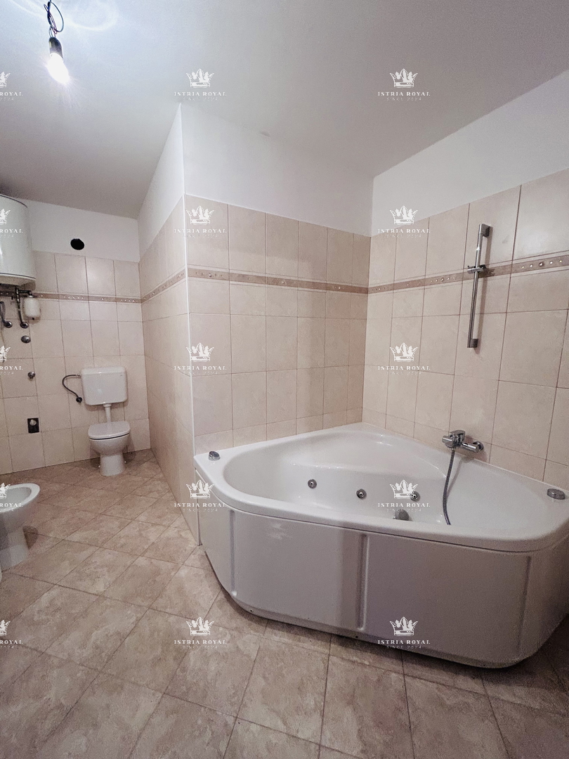 Istra, Bašanija, stanovanje 2SS+DB, 90 m2, tri terase, parkirišče, vrt 24 m2, miren del naselja