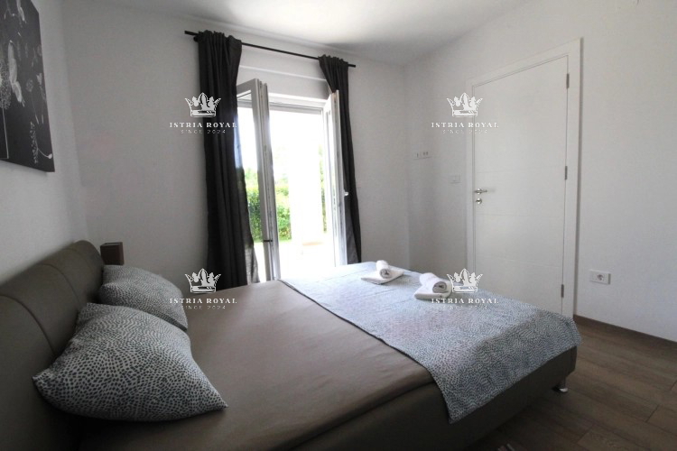 Istra, Umag, hiša z 2 stanovanji, 1 garsonjera, bazen, dvorišče