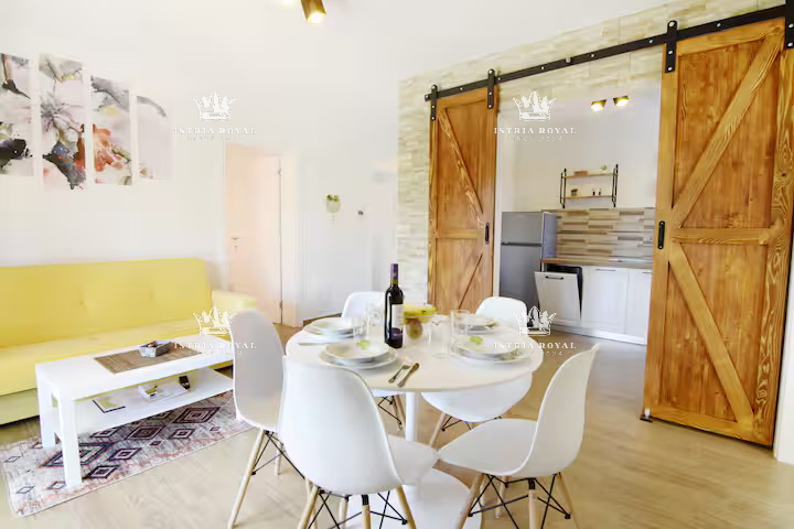 Istra, Umag, hiša z 2 stanovanji, 1 garsonjera, bazen, dvorišče