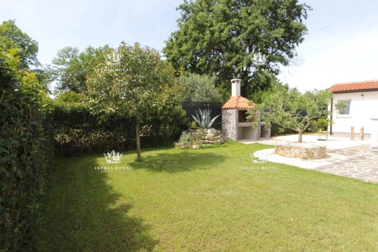 Istra, Umag, hiša z 2 stanovanji, 1 garsonjera, bazen, dvorišče