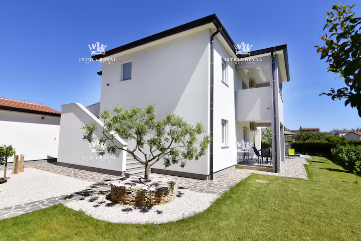 Istra, Umag, hiša z 2 stanovanji, 1 garsonjera, bazen, dvorišče