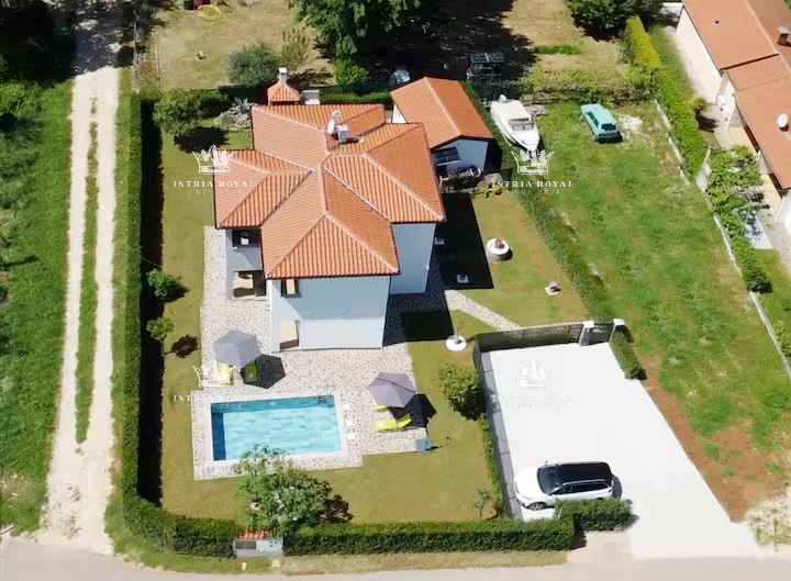 Istra, Umag, hiša z 2 stanovanji, 1 garsonjera, bazen, dvorišče