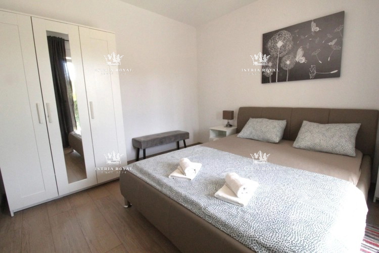 Istra, Umag, hiša z 2 stanovanji, 1 garsonjera, bazen, dvorišče