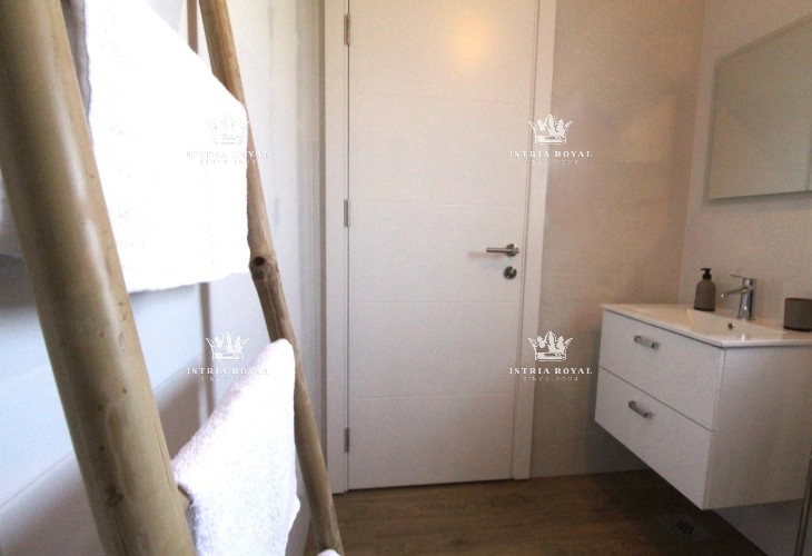 Istra, Umag, hiša z 2 stanovanji, 1 garsonjera, bazen, dvorišče