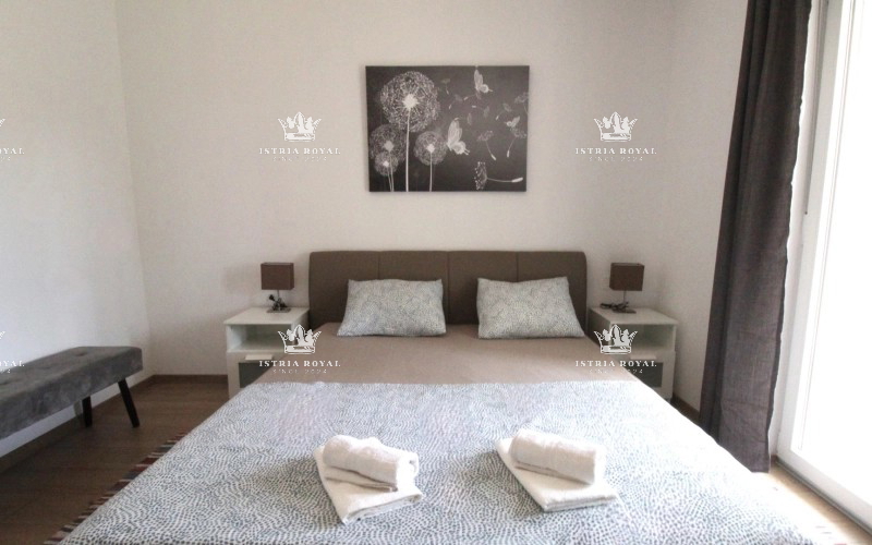 Istra, Umag, hiša z 2 stanovanji, 1 garsonjera, bazen, dvorišče