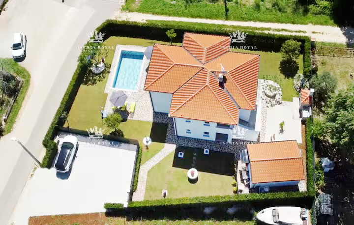 Istra, Umag, hiša z 2 stanovanji, 1 garsonjera, bazen, dvorišče