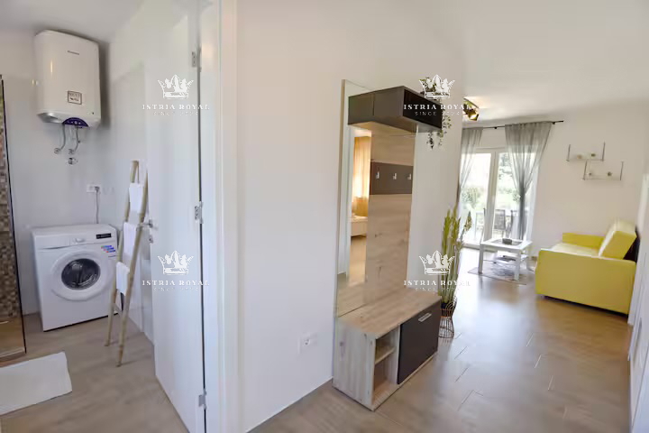 Istra, Umag, hiša z 2 stanovanji, 1 garsonjera, bazen, dvorišče