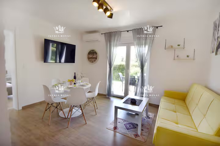 Istra, Umag, hiša z 2 stanovanji, 1 garsonjera, bazen, dvorišče