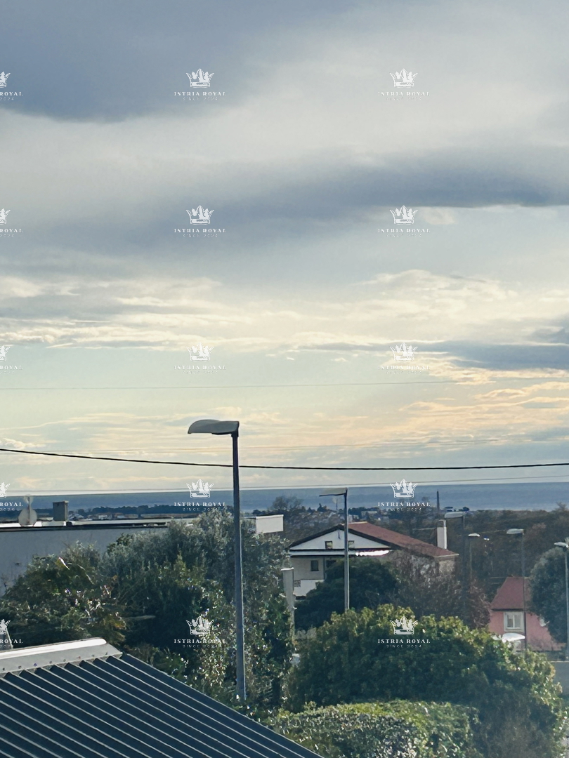 Istra, Umag, stanovanje 61 m2, 1 soba + dnevna soba, plus garsonjera 16 m2 v kleti, dvorišče 79 m2, 2 parkirni mesti 38 m2, etažirano, urejeni dokumenti, pogled na morje