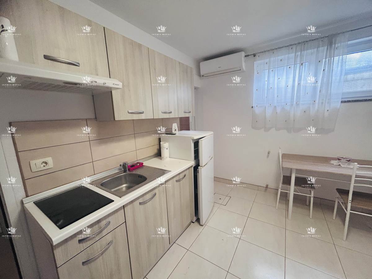 Istra, Umag, stanovanje 61 m2, 1 soba + dnevna soba, plus garsonjera 16 m2 v kleti, dvorišče 79 m2, 2 parkirni mesti 38 m2, etažirano, urejeni dokumenti, pogled na morje