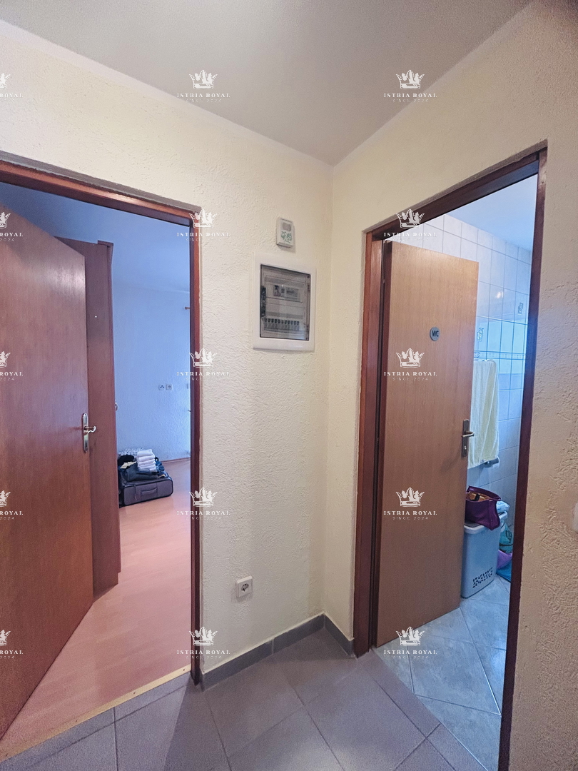 Istra, Umag, stanovanje 61 m2, 1 soba + dnevna soba, plus garsonjera 16 m2 v kleti, dvorišče 79 m2, 2 parkirni mesti 38 m2, etažirano, urejeni dokumenti, pogled na morje