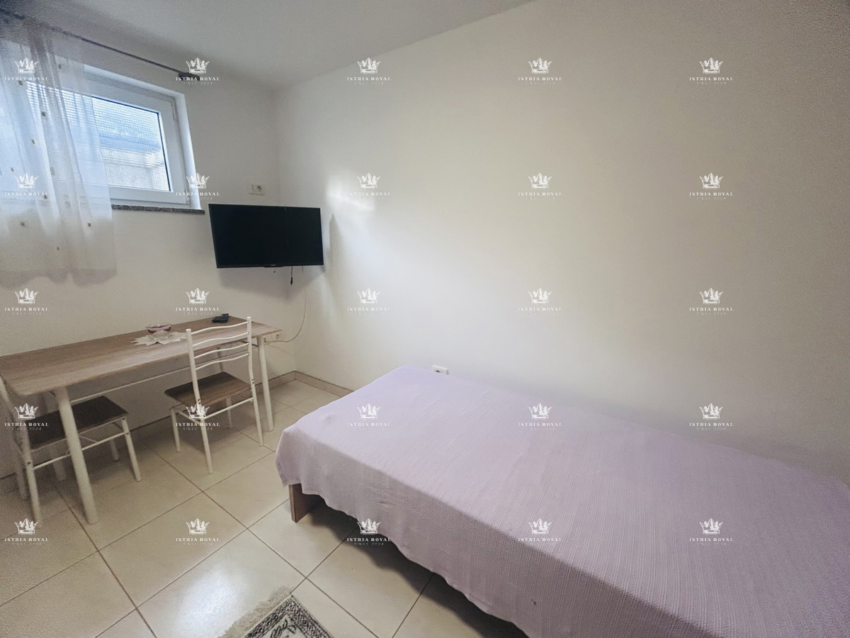 Istra, Umag, stanovanje 61 m2, 1 soba + dnevna soba, plus garsonjera 16 m2 v kleti, dvorišče 79 m2, 2 parkirni mesti 38 m2, etažirano, urejeni dokumenti, pogled na morje