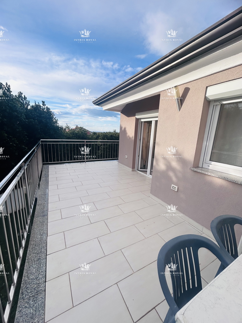 Istra, Umag, stanovanje 61 m2, 1 soba + dnevna soba, plus garsonjera 16 m2 v kleti, dvorišče 79 m2, 2 parkirni mesti 38 m2, etažirano, urejeni dokumenti, pogled na morje