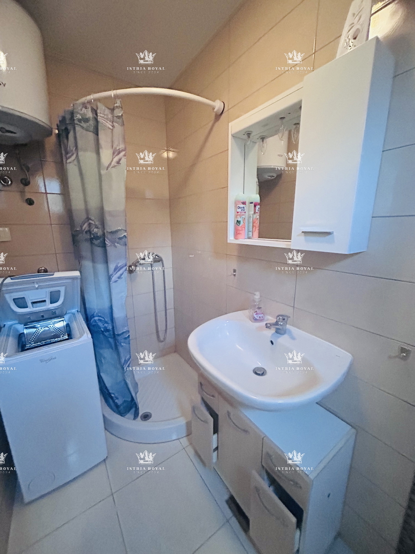 Istra, Umag, stanovanje 61 m2, 1 soba + dnevna soba, plus garsonjera 16 m2 v kleti, dvorišče 79 m2, 2 parkirni mesti 38 m2, etažirano, urejeni dokumenti, pogled na morje