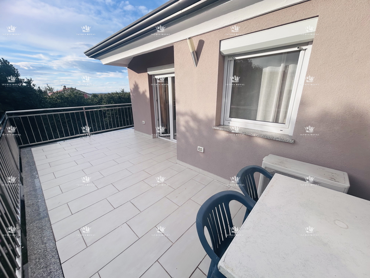 Istra, Umag, stanovanje 61 m2, 1 soba + dnevna soba, plus garsonjera 16 m2 v kleti, dvorišče 79 m2, 2 parkirni mesti 38 m2, etažirano, urejeni dokumenti, pogled na morje